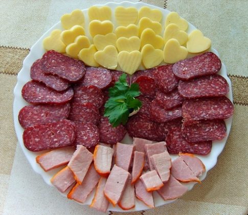 Нарезки из колбасы - фото: колбасная нарезка - идеи оформления на ...