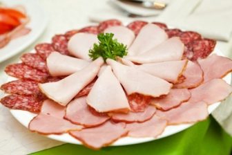 Нарезки из колбасы - фото: колбасная нарезка - идеи оформления на ...