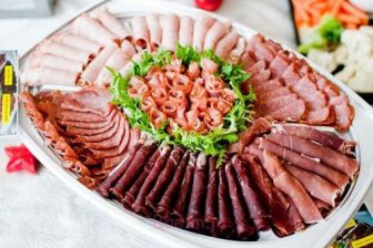 Нарезки из колбасы - фото: колбасная нарезка - идеи оформления на ...