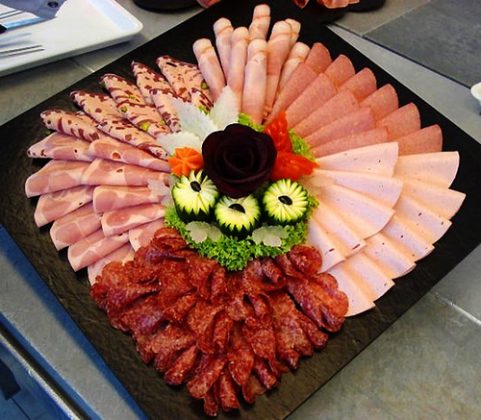 Нарезки из колбасы - фото: колбасная нарезка - идеи оформления на ...