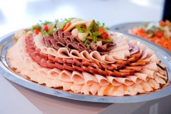 Нарезки из колбасы - фото: колбасная нарезка - идеи оформления на ...